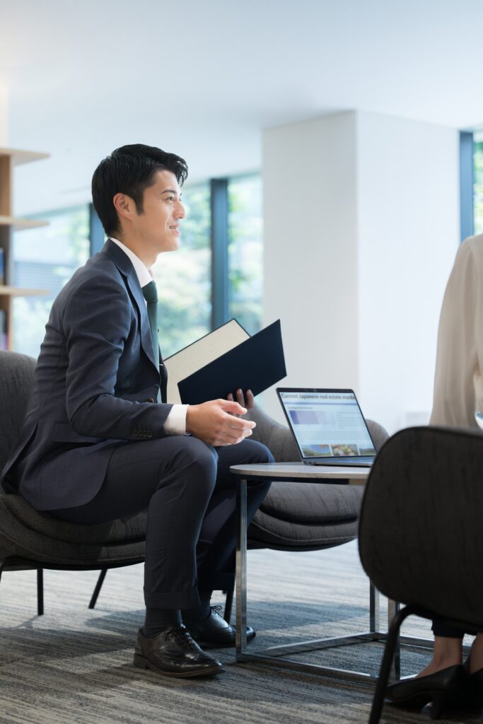 Scene,Of,Business,Meetings,With,Real,Estate,,Consultants,And,Professionals.