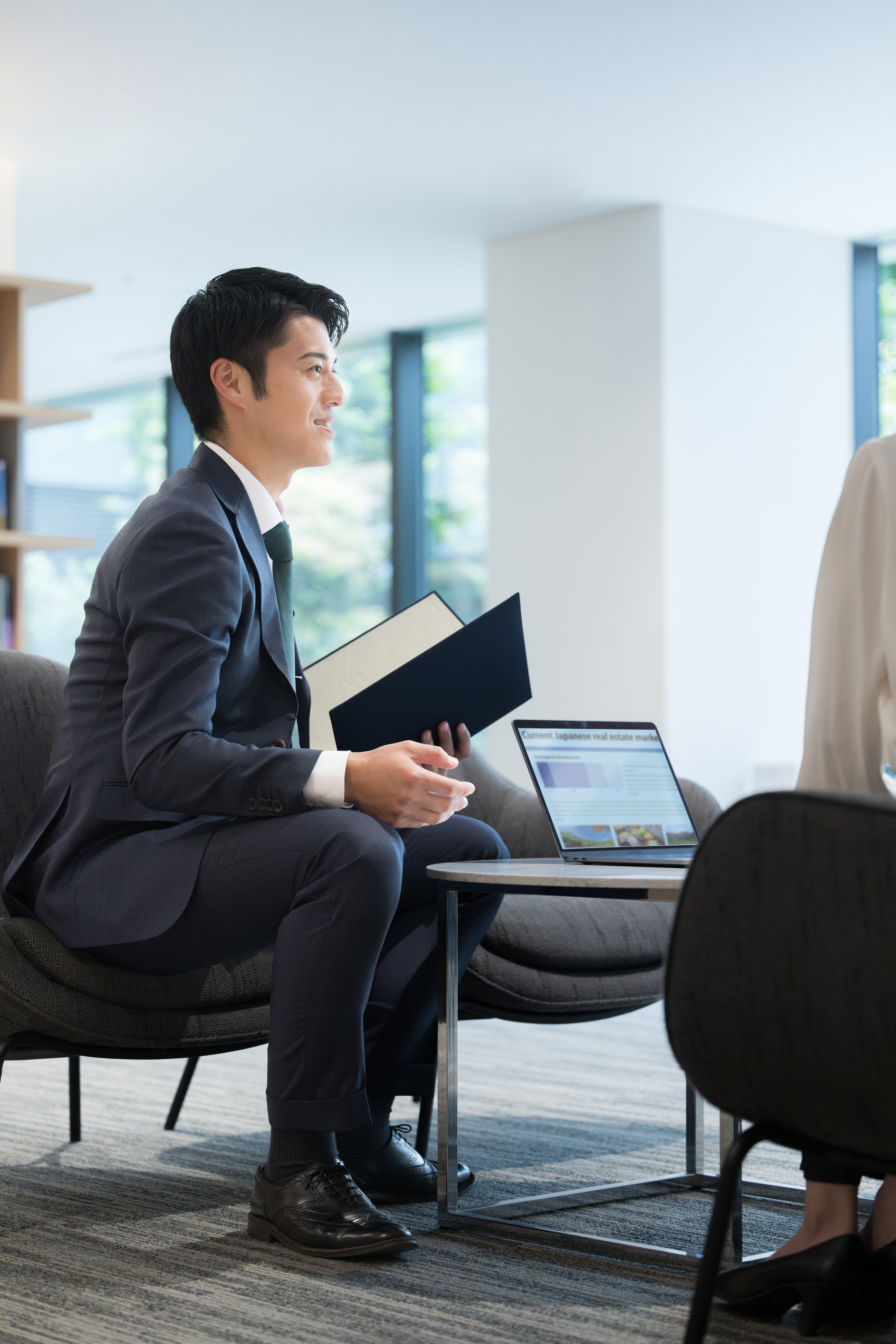 Scene,Of,Business,Meetings,With,Real,Estate,,Consultants,And,Professionals.